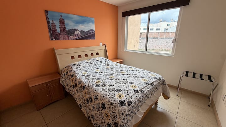 Recámara con cama tamaño queen size y clóset.