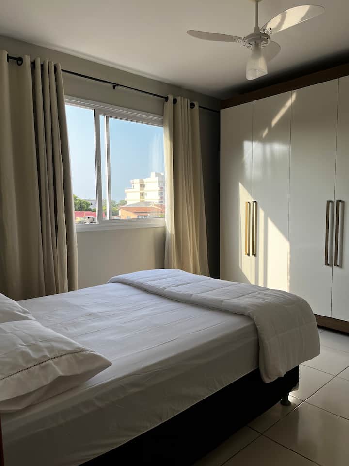 Soba s ormarom, stropnim ventilatorom, 1 bračnim krevetom i 1 jednostrukim madracem