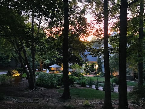 Charming Daisy Hill Cottage