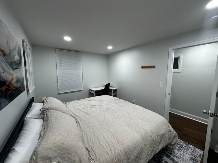 Amplio dormitorio con dos camas individuales y un ambiente con iluminación suave y neutra