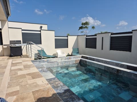 house with quiet swimming pool in the countryside