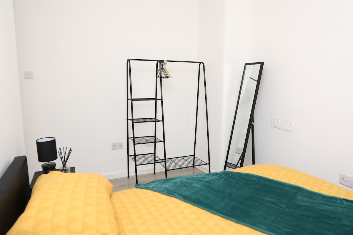 غرفة نوم مزدوجة مشرقة وهادئة مصممة لتوفير الراحة والاسترخاء. استمتع بنوم مريح على سرير مريح مع بياضات ناعمة وستائر تعتيم لضمان نوم متواصل — سواء كنت تستيقظ مبكرًا أو تحب الاستيقاظ في وقت متأخر.