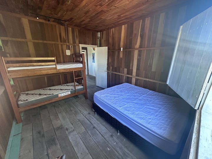 מכיל מיטת קומותיים עם מיטת קינג סייז 