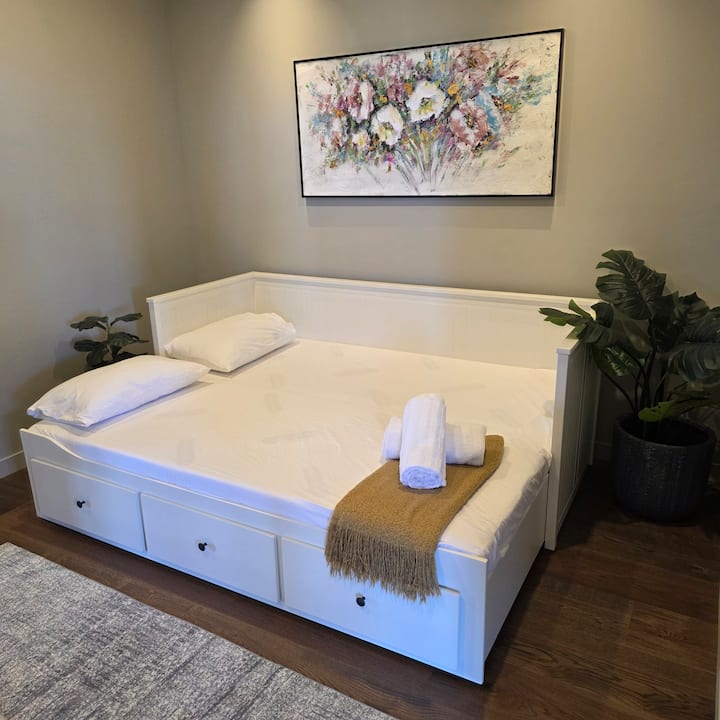 เดย์เบดเป็นเตียงควีนไซส์ กว้าง 160 ซม. และยาว 200 ซม. 