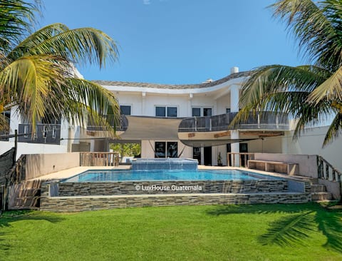 Exclusive oceanfront villa