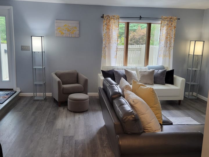 Модерен, чист, нов мебел и постелнина!