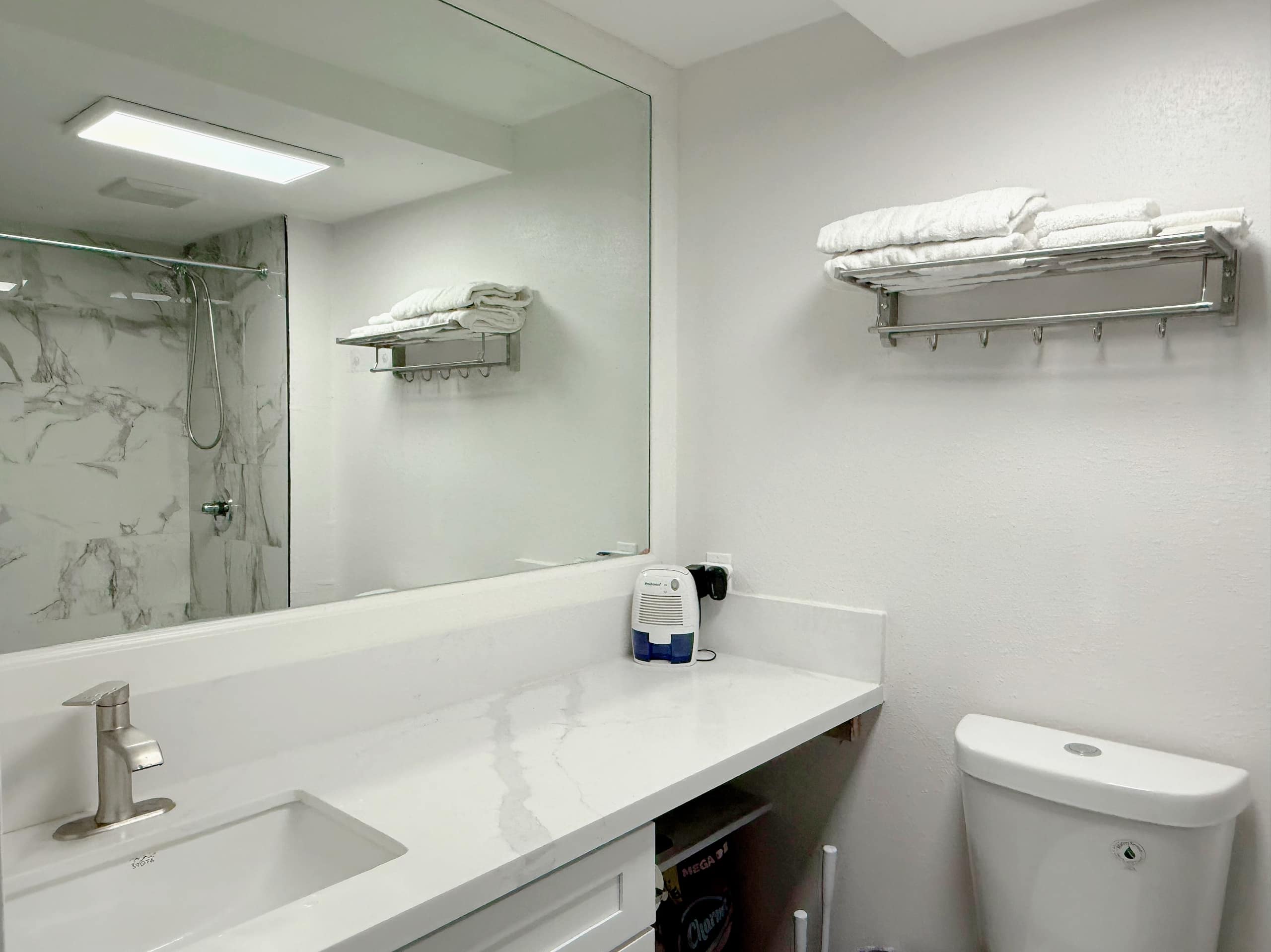 Newly Renovated Cozy 2Br 1Ba Apt in Waiakea Villas - Photo 14