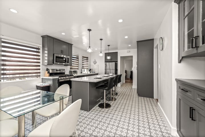 Modern 5 Bedroom Duplex in La Brea Area gallery image 2