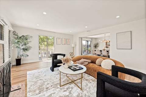 Popular Airbnb listing: Modern 5 Bedroom Duplex in La Brea Area in Beverly Hills