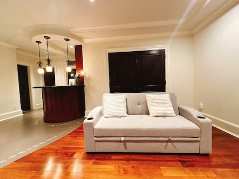 Top Airbnb: Luxury 2BR Retreat in Kerrisdale | Near DT & YVR in Kerrisdale