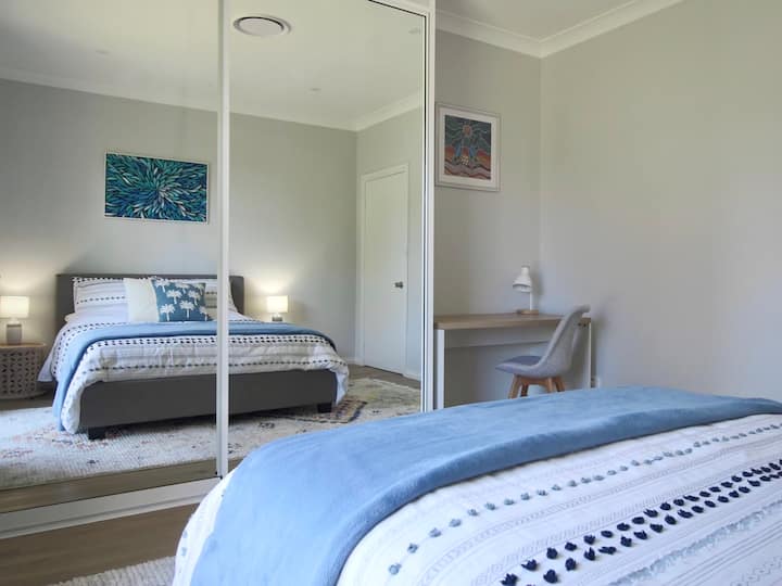 Spálňa č. 2. Je veľká izba s manželskou posteľou (153 x 203 cm). Vstavaná skriňa s veľkými zrkadlami a úložnými riešeniami. Študujte kútik a dostatok prirodzeného svetla. 