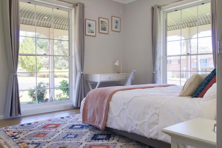 Spálňa č. 1. Je veľká izba  s manželskou posteľou (153 x 203 cm). Vstavaná skriňa s veľkými zrkadlami a úložnými riešeniami. Štúdiový kútik a dostatok prirodzeného svetla. 