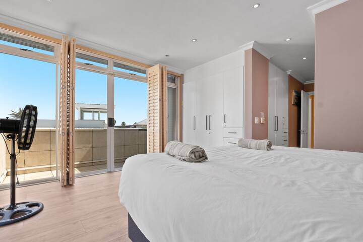 Family Home in Camps Bay gallery image 5