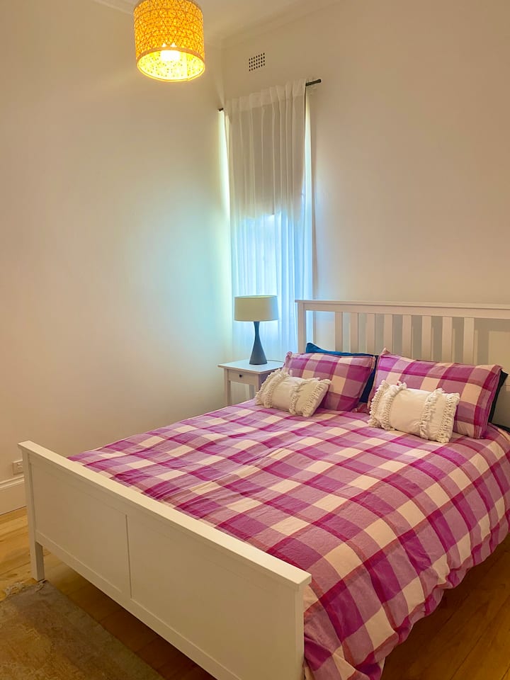 سرير بحجم كوين، جميع البياضات متوفرة. غرفة نوم مكيفة الهواء مع التدفئة والتبريد لراحة على مدار السنة