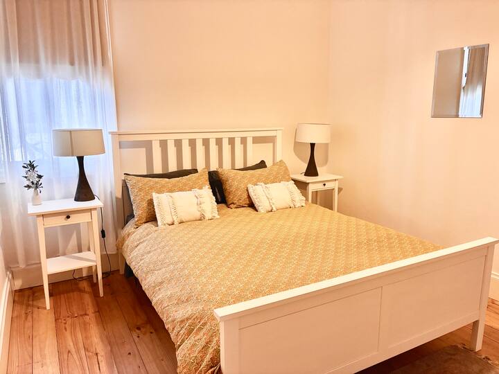 Საწოლი 152 × 203 სმ, თეთრეული მთლიანად უზრუნველყოფილია. კონდიციონერიანი საძინებელი გათბობითა და გაგრილებით მთელი წლის განმავლობაში კომფორტისთვის. ასევე, ხელმისაწვდომია პორტატიული ჩვილის საწოლი. 