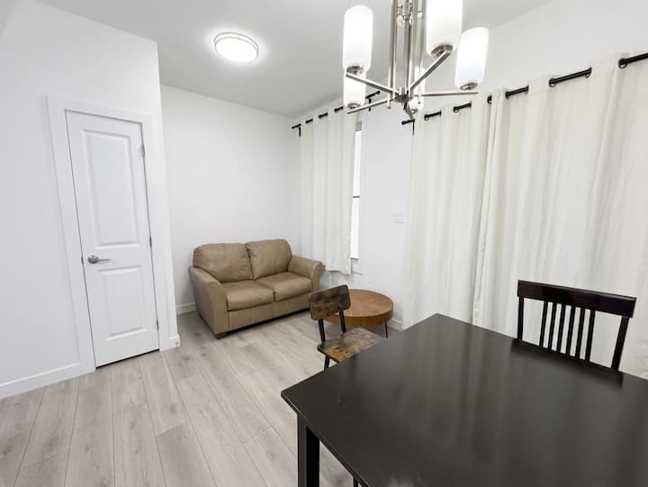 Modern, 3 Br Townhouse | 10 Min To Airport & Shops - Canadá