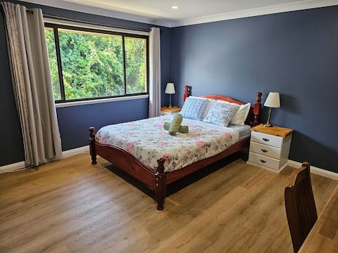 Aspley Huge House Near Hypermarket