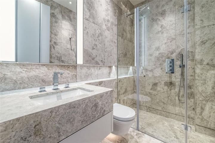 Stunning 2 Bed 2 bath Big Ben w AC gallery image 3