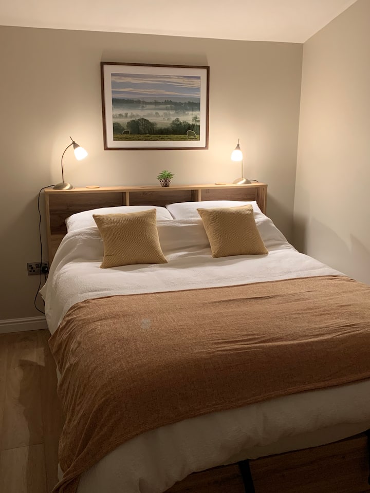 Krevat i rehatshëm me madhësi king, hapësirë e bollshme magazinimi, ndriçim i butë i rregullueshëm; pamje e bukur nga zona private e ndenjjes në natyrë dhe paddock, me pula!