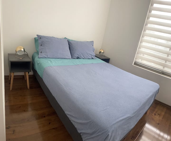 غرفة بسرير كامل 1.90 × 1.35