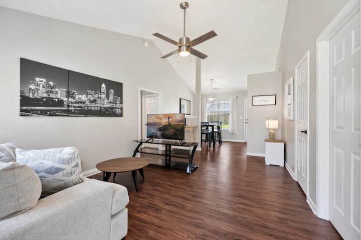 Large Fenced-in Yard! Dogs<3 Quiet, Clean, Comfort - Charlotte, NC