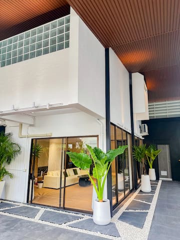 曼谷市中心素坤逸四卧别墅，牛仔街附近，双层别墅不怕地震，周围无高楼