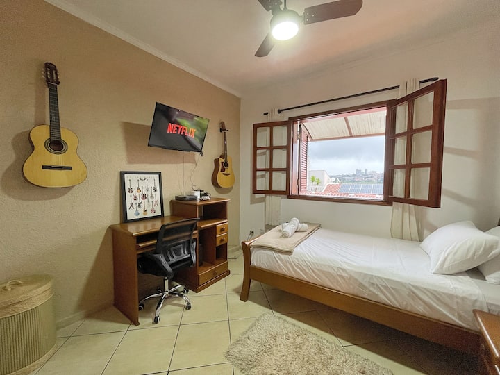 600メガスのインターネットと快適な椅子を備えた完璧なホームオフィススペース