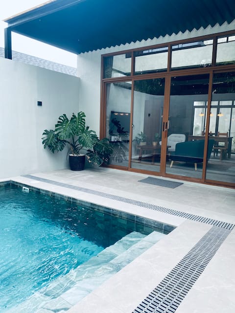 Cozy Loft-Style Villa with Bathtub & Private Pool