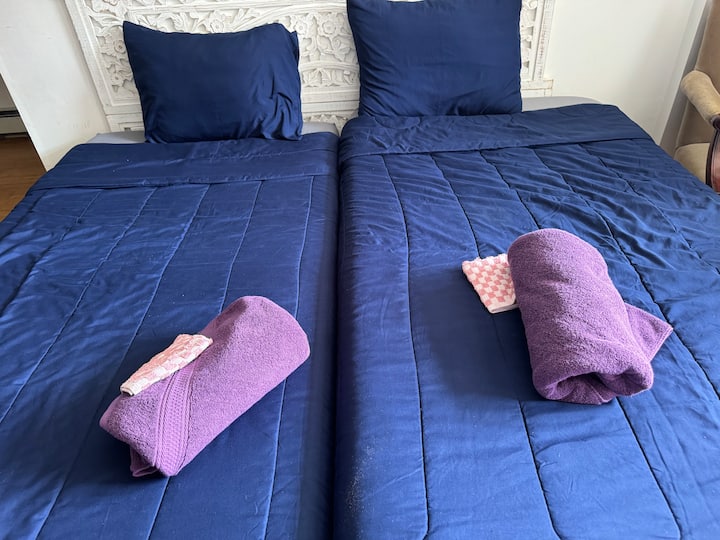 يقع هذا الكوة النائمة الثانية الساحرة بجوار النافذة الأمامية مع إطلالة جزئية على مدينة نيويورك وتطل على الفناء الأمامي — مفصول عن المنطقة المشتركة بشاشة ساتان بطول 8 أقدام — فاصل غرفة 