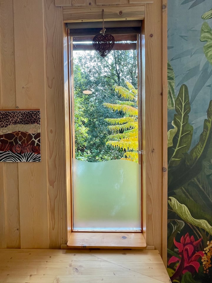 Couleur d’automne par la fenêtre du coin chambre