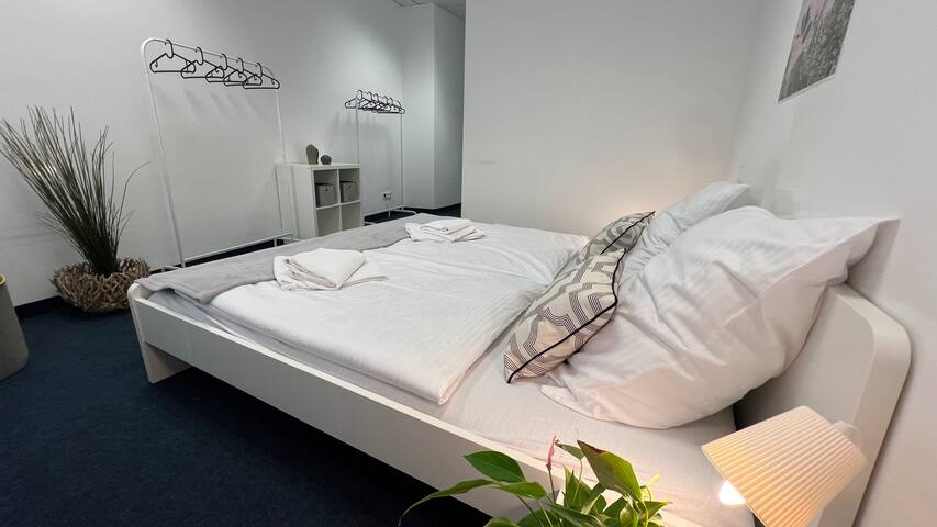 BeckHomes: new, unique apartment for 16 + people gallery image 4