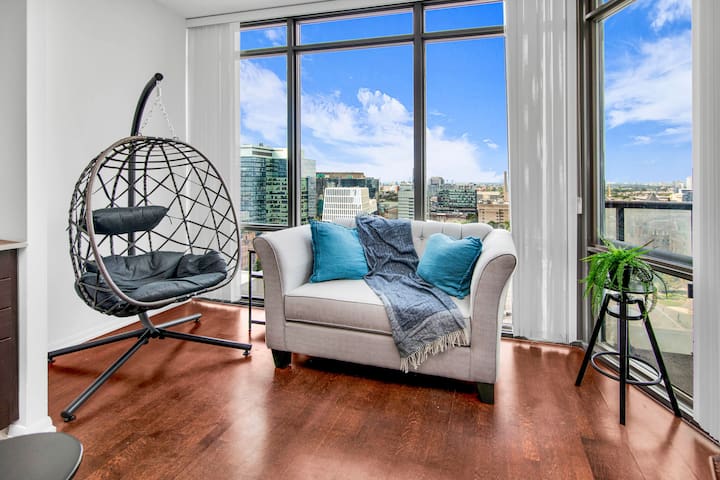 Luxury Condo Heart Of Downtown + Free parking