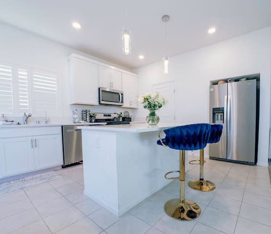 Huge 3-Story Modern Home w/ Fireplace in Las Vegas