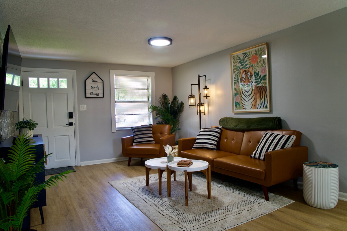 Top Airbnb: 4-Bed Retreat- Busch Gardens & USF-Guest Favorite! in Terrace Park