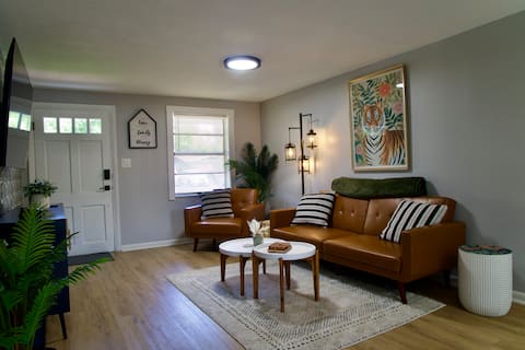 Top Airbnb: 4-Bed Retreat- Busch Gardens & USF-Guest Favorite! in Terrace Park