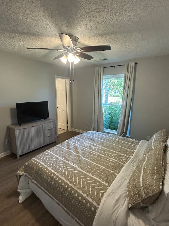 ห้องนอนหลักพร้อมเตียงคิงไซส์และทีวีพร้อม Roku