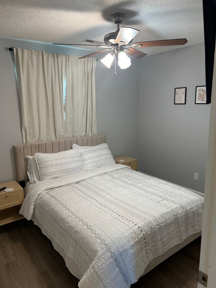 ห้องนอนที่ 2 พร้อมเตียงควีนไซส์และทีวีพร้อม Roku