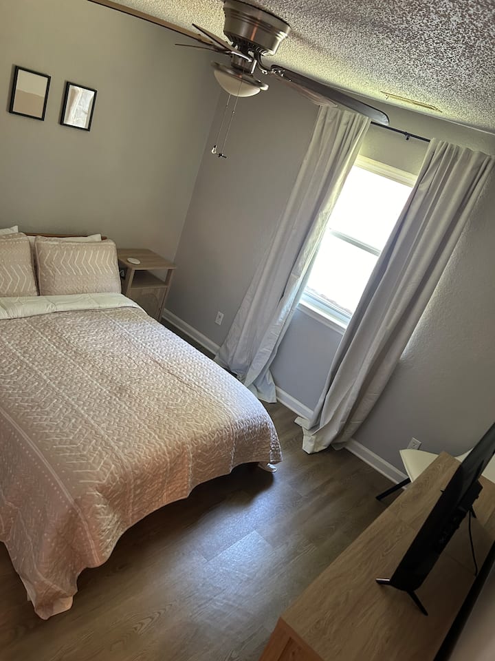 ห้องนอนที่ 3 พร้อมเตียงควีนไซส์และทีวีพร้อมโรคุ