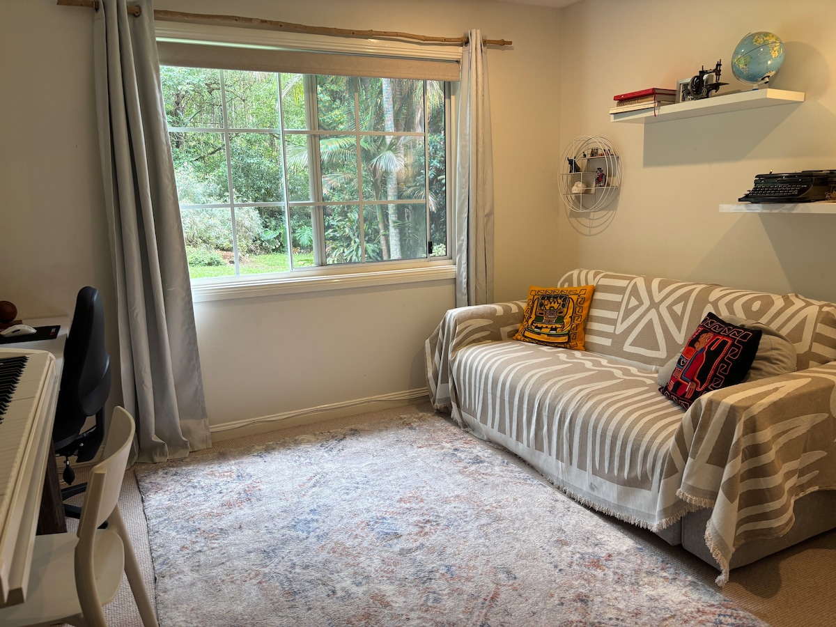 სამზარეულოს გარეშე ოთახი, რომელშიც არის 3‑ადგილიანი დივანი, რომლის გაშლითაც იქმნება ორსაწოლიანი საწოლი.