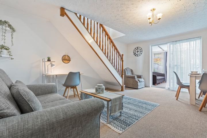 Central Peaceful Home With Parking, Wi-fi & Garden - スタッフォード