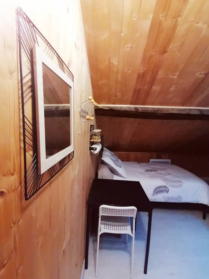 Petit studio avec cuisine et salle de bain
