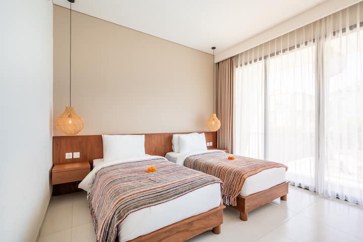 Un refugio acogedor para amigos o familias, esta habitación con dos camas individuales combina la comodidad con la elegancia tradicional marroquí.