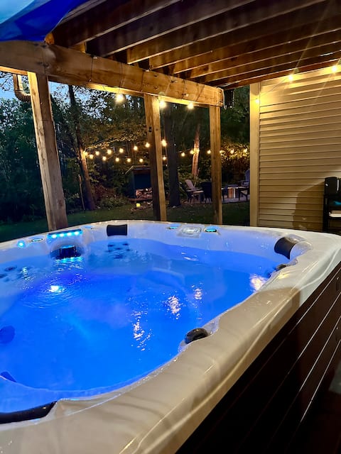 West Arbor Retreat 5 mi to Stadium 8 ppl Hot Tub