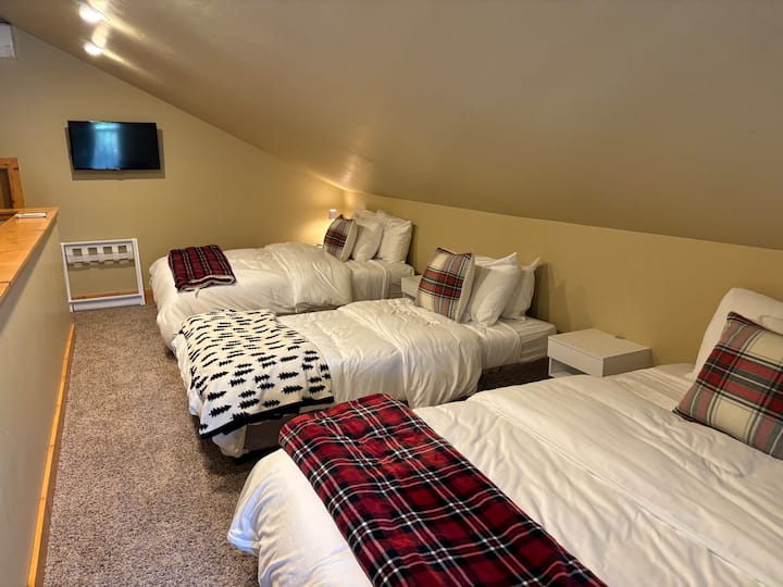 הלופט! 2 מיטות קווין סייז, מיטה זוגית אחת, טלוויזיה, מזגן ו -2 מתלים למזוודות. מקום מושלם לילדים!