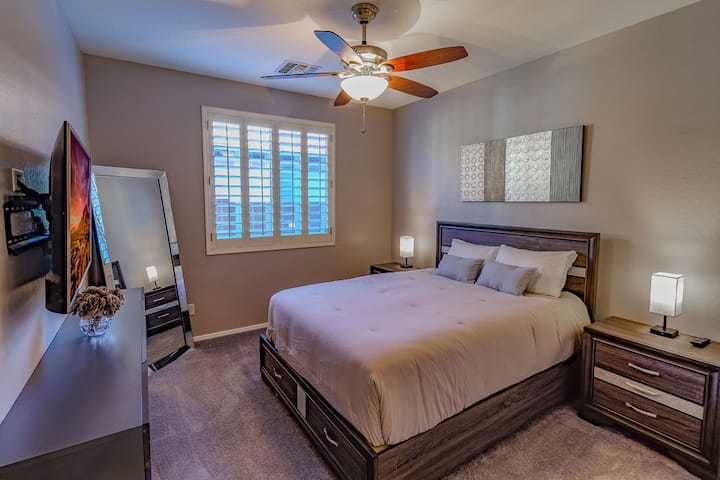 Krevat dopio "queen" në katin e parë.