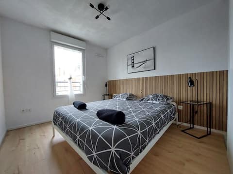 Two side-by-side 3-bedroom units – Private parking – Near train station