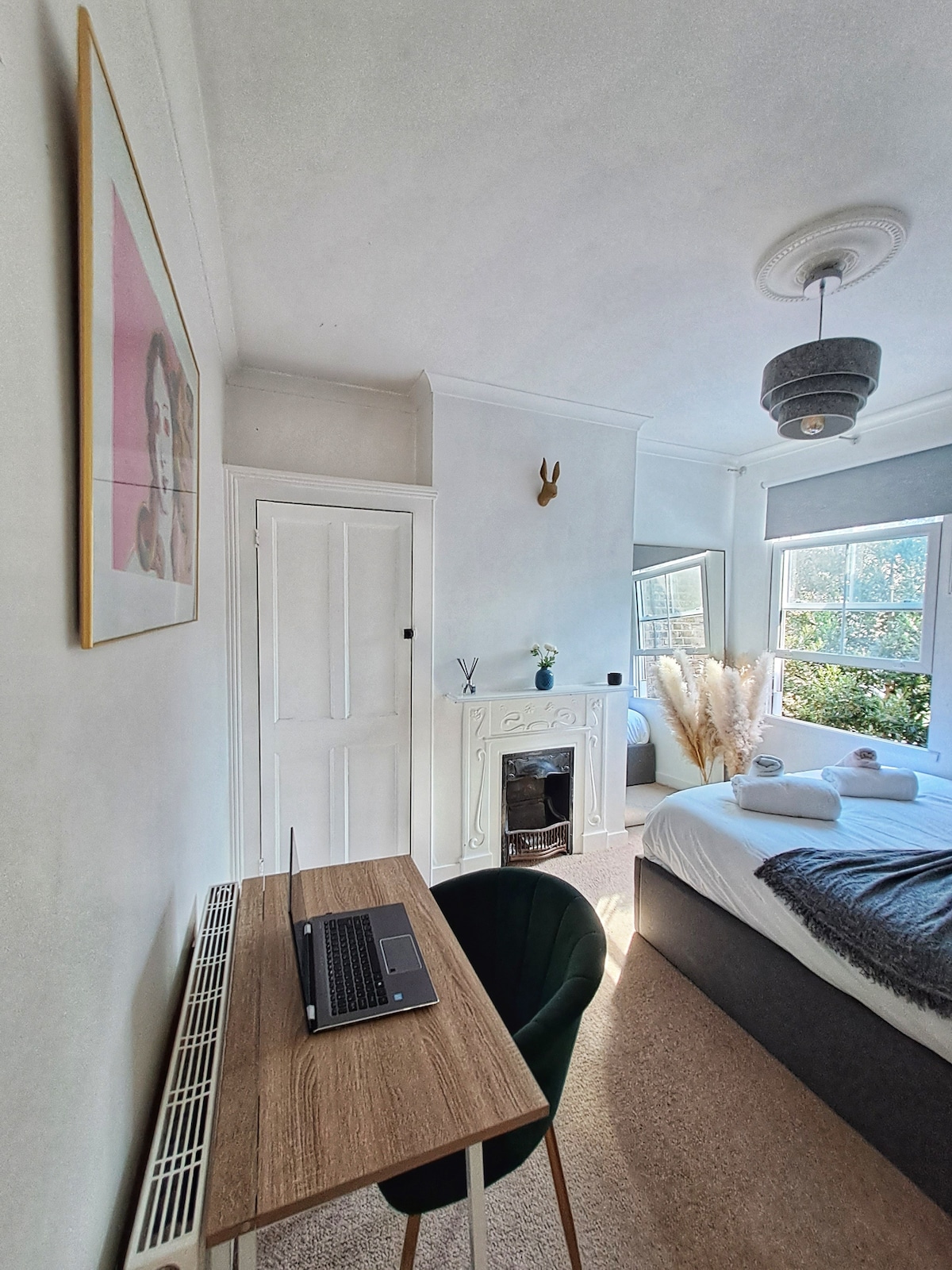 Inklapbaar bureau met comfortabele stoel om te gebruiken voor werken of computerwerk terwijl je weg bent (laptop niet inbegrepen )