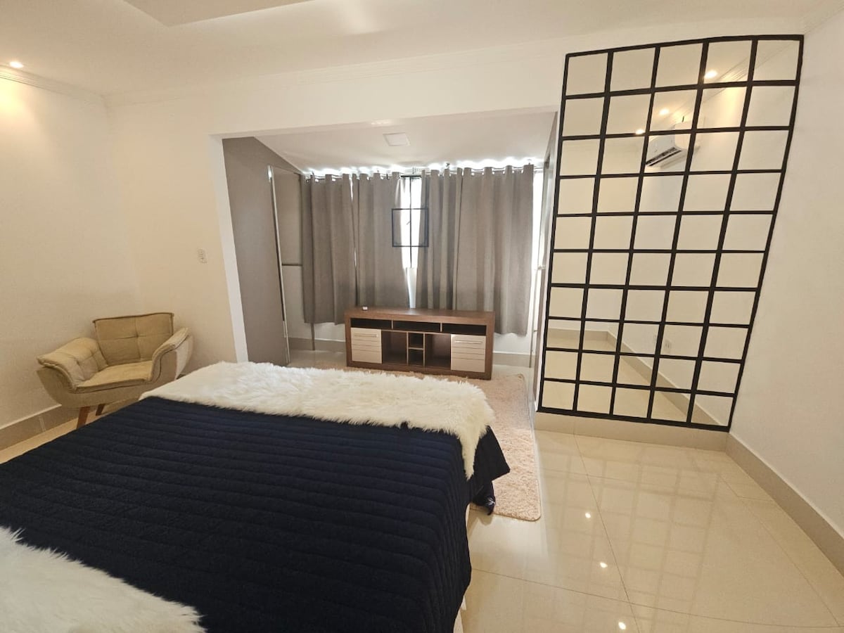 Velika i udobna soba s ormarom i klima-uređajem 