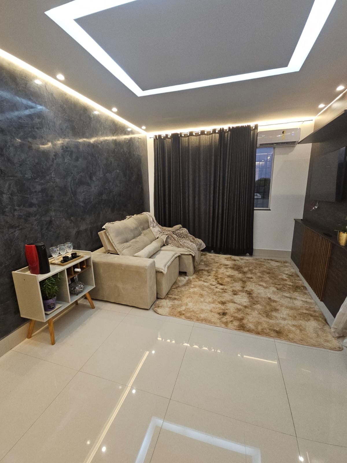 Udobna soba s kaučem na razvlačenje, klima-uređajem, mini podrumom i aparatom za kavu.