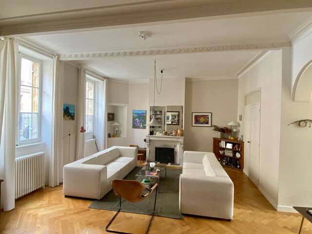 Grande maison familiale, centrale:jardin & piscine gallery image 2